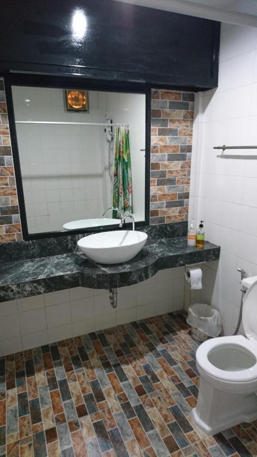 โรงแรมเมืองเพรียวอินน์ Mueang Phriao Inn Hotel Сарабурі Екстер'єр фото